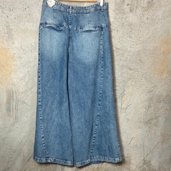 Free People
Equinox Cotton Wide Leg Jeans in Open Sky - Picture 3 of 13